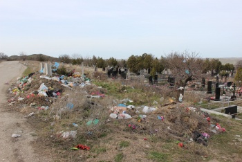 «Забили»: подрядчик не убирает мусор и не установил контейнеры на городских кладбищах