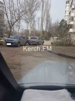 В Керчи «Волга» въехала в припаркованную иномарку и уехала с места аварии