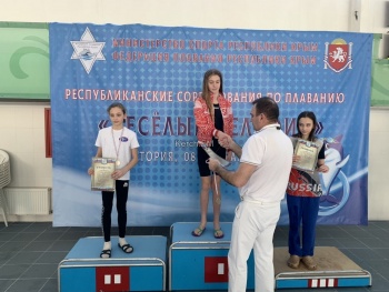Юная керчанка привезла три золотых медали с соревнований по плаванию