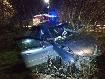 Водителя пришлось вырезать спасателям из автомобиля «Mazda» в аварии на Чкалова