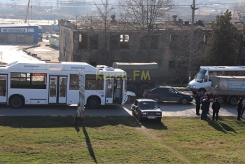 В Керчи легковушка в ДТП столкнулась с рейсовым автобусом и залетела на газон (фото, видео)