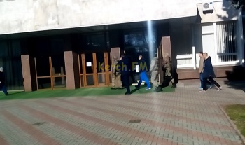 Новости » Криминал и ЧП: Замглавы администрации Керчи Евгения Адаменко доставили на работу под конвоем (видео)