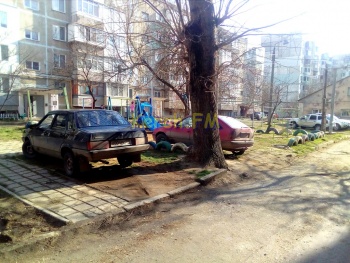 Ты репортер: Керчане просят водителя не ставить машину на детской площадке