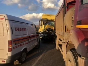 В Крыму на трассе «Таврида», произошла авария с участием двух грузовых автомобилей