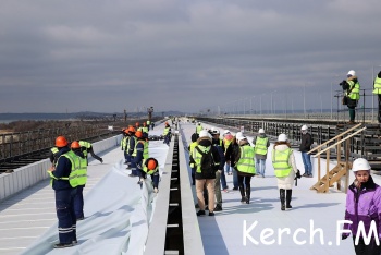 Как на Крымском мосту укладывают рельсы (видео)
