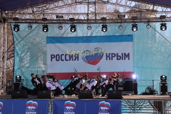 На площади Ленина в Керчи прошел концерт с участием творческих коллективов города