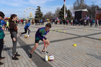 Любители спорта 5-ти  керченских школ встретились на главной площади города