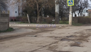 Улица Льва Толстого в Керчи: дорога только 350 метров, остальное ямы