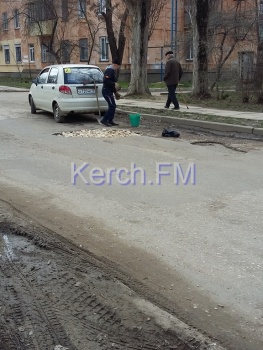Ты репортер: Сам себе автодор: пожилой керчанин  отремонтировал участок дороги по Нестерова
