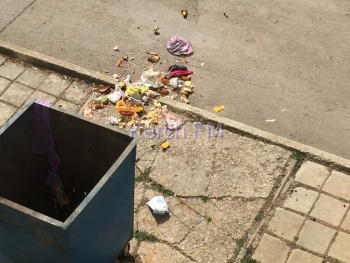 В Керчи мусорный оператор вываливает контейнер, а мусор остается на дороге