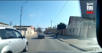 Опасный обгон: водители Керчи продолжают нарушать ПДД
