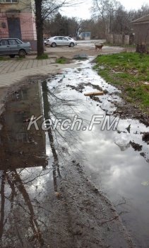 Новости » Общество: По улицам Аршинцево растеклась канализация