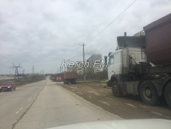 Новости » Общество: Керчане продолжают жаловаться на стоянку грузовиков по Индустриальному шоссе