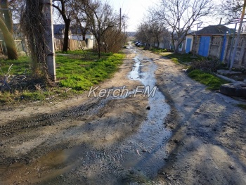 В Керчи по улицам несколько дней течет вода