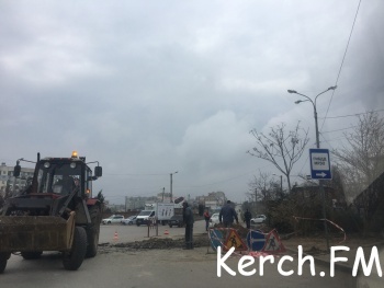 Новости » Общество: В Керчи разрыли дорогу на Таврической площади