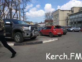 Ты репортер: Очередные автохамы: водители в Керчи паркуют свои авто на тротуарах