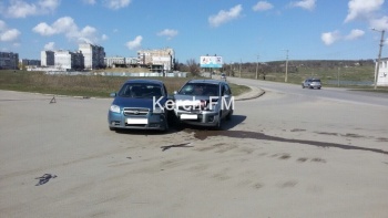 В Керчи столкнулись две иномарки