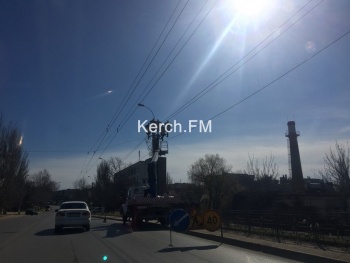 В Керчи на Горьковском мосту меняют уличное освещение