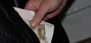 Керчанин вытащил из куртки знакомого 27 тысяч рублей