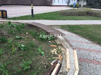 Коммунальщики приступили к ремонту лавочки около здания администрации города