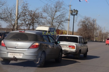 На Горьковском мосту в Керчи произошло ДТП