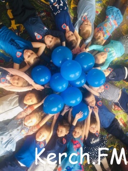 Новости » Общество: В детском саду «Калина» провели акцию «Зажги синим»