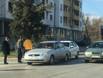 В Керчи перед пешеходным переходом на военкомате произошло ДТП