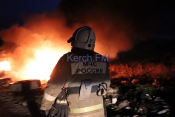 Черный дым окутал весь район Аршинцево в Керчи, люди жалуются на запах (обновлено)