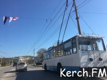 Новости » Общество: В Керчи приостановили движение троллейбусы из-за аварии на КУОРе