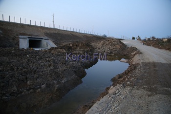 Вдоль ж/д подхода к Крымскому мосту все затоплено водой