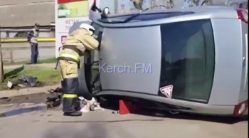 В Керчи для освобождения попавшего в ДТП водителя вызвали МЧС и скорую