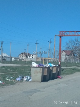 Жители Войково требуют оборудовать контейнерные площадки у дороги