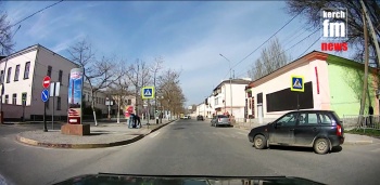 В Керчи из-за невнимательности водителя «Лады» чуть не произошла авария (видео)