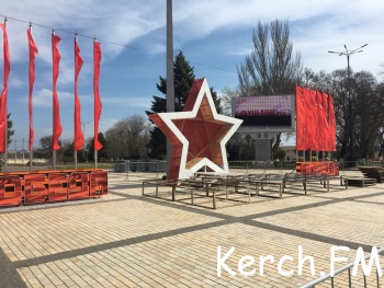 На площади Ленина установили трибуну со звездой