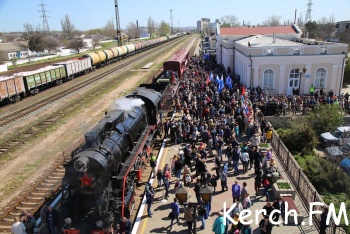 Новости » Общество: На ж/д вокзал Керчи прибыл «Поезд Победы» (видео)