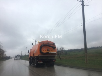 Новости » Общество: В Керчи мыли дорогу под дождем