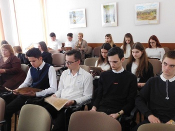 Новости » Общество: Ко Дню освобождения Керчи прошла музейная ассамблея со старшекласниками
