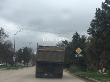 Водители Керчи продолжают жаловаться на грузовые машины, которые перевозят песок