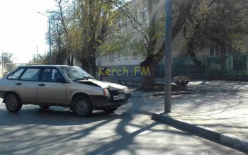 В Керчи утром на Чкалова у детской больницы ВАЗ въехал в столб