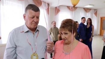 Новости » Общество: Золотую медаль за 50 лет в браке вручили керченской семье
