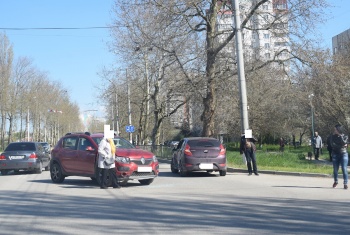 Новости » Общество: На ул.  Генерала Петрова в Керчи столкнулись «Рено» и «Хендай»