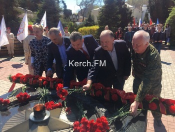 Новости » Общество: Делегация Петроградского района Санкт-Петербурга возложила цветы в Керчи