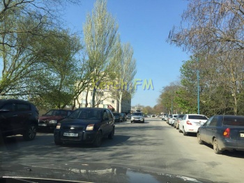 Припаркованные по обе стороны машины на Кирова в Керчи мешают проезду, - керчане