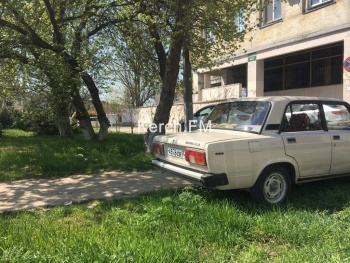 Ты репортер: Керчане жалуются на парковку очередного автохама на газоне