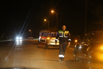 На Куль-Обинском шоссе в Керчи мужчина бросился под колеса "Лексуса"