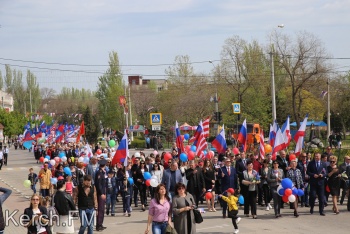 Новости » Культура: Власти, партии и трудящиеся - в Керчи прошла Первомайская демонстрация (видео)