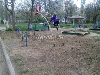 Новости » Общество: Рукоход на детской площадке в Аршинцево вернули на место