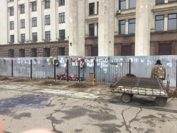 Керчане почтили память погибших в одесском Доме профсоюзов