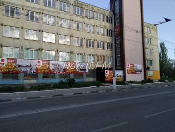 Плакаты с поздравлением городов-героев появились в Керчи