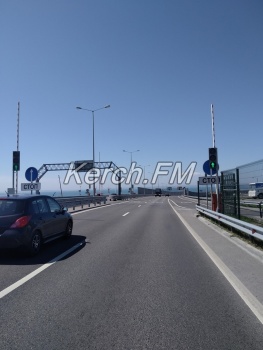 Шлагбаум и светофор появились при въезде на мост в сторону Крыма